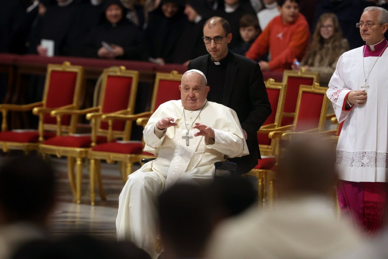 Sicriul Papei Francisc va fi depus în CAPELA reședinței sale. Ceremonia, prezidată de cardinalul Farrell, camerlengo al Sfintei Biserici Romane