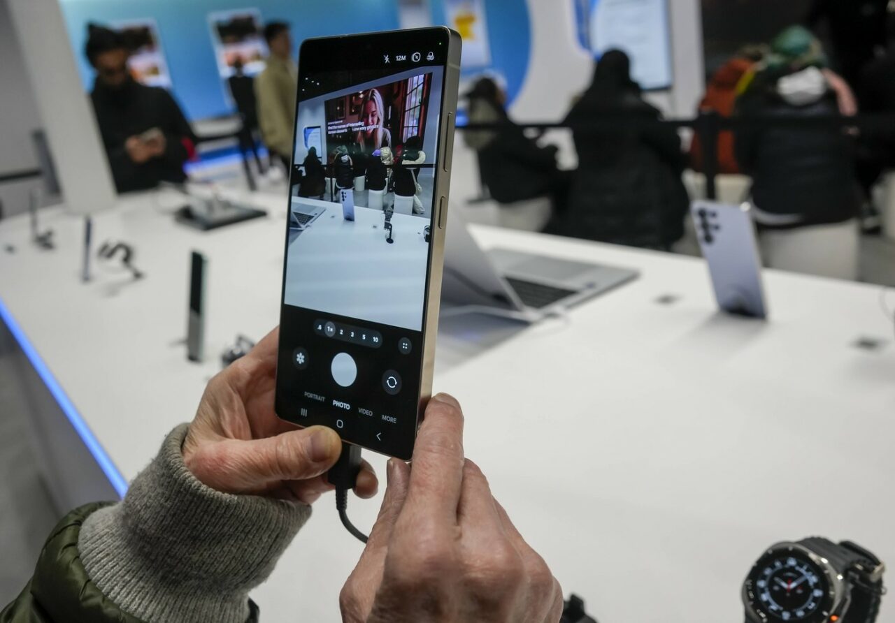 Cum arată smartphone-ul „fake” SMATAESUNG din Coreea de Nord. Capturile de ecran cu liderii țării sunt blocate automat de regimul Kim