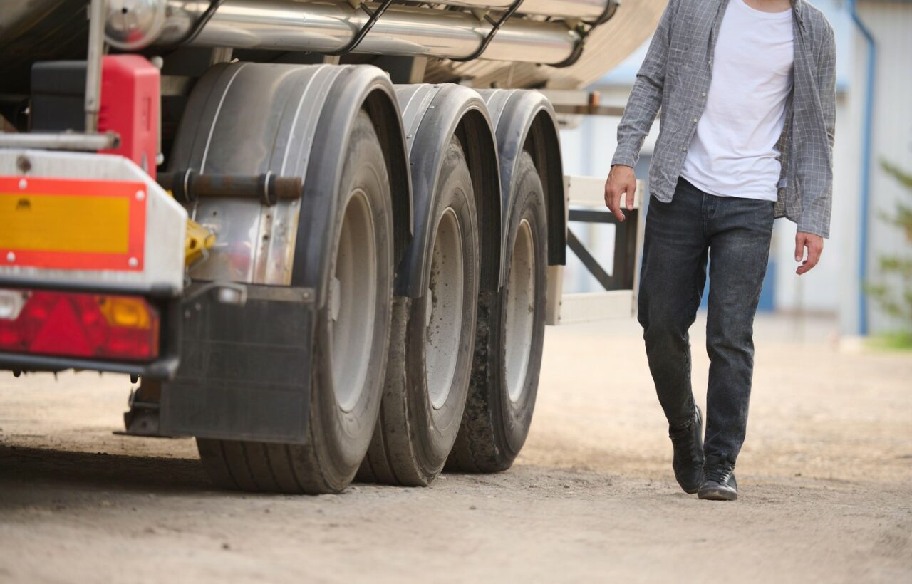 Sute de litri de MOTORINĂ s-au scurs dintr-un camion turcesc pe o șosea în Drobeta Turnu Severin. Șoferul a fost amendat cu 50.000 de lei