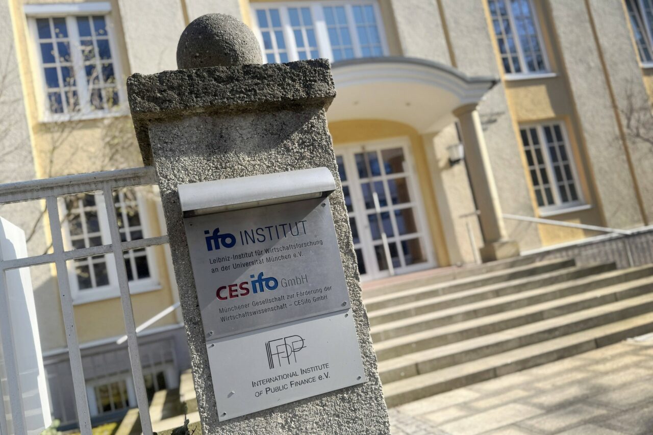 Handelsblatt: Un specialist german avertizează că o ripostă greșită a UE la tarifele lui Trump ar putea genera CRIZĂ mondială