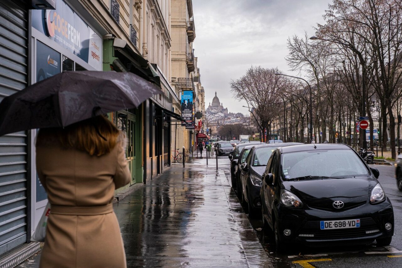 Se răcește VREMEA în România. Revin ploile în mai multe regiuni ale țării. Ce anunță meteorologii pentru Capitală