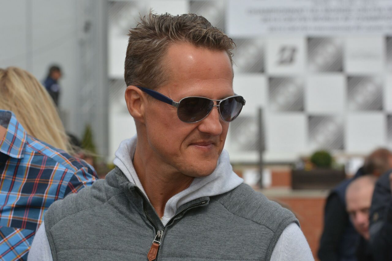 Michael Schumacher a reușit să semneze o cască de pilot de FORMULA 1, pentru o campanie caritabilă. Care este scopul acțiunii umanitare