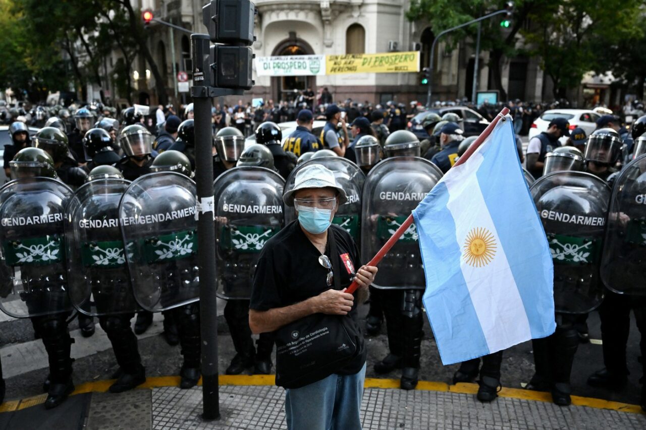 Argentina: Nivelul SĂRĂCIEI a scăzut în mandatul lui Javier Milei, dar mulți spun că traiul este mai greu. Inflația, în scădere de la 276% la 67%
