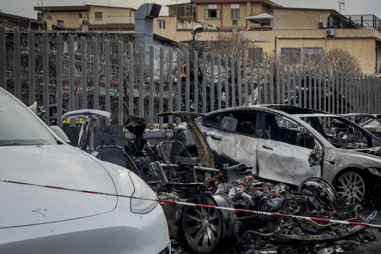 INCENDIU la o reprezentanță Tesla de la Roma. Polițiștii nu exclud posibilitatea ca focul să fi fost pus intenționat