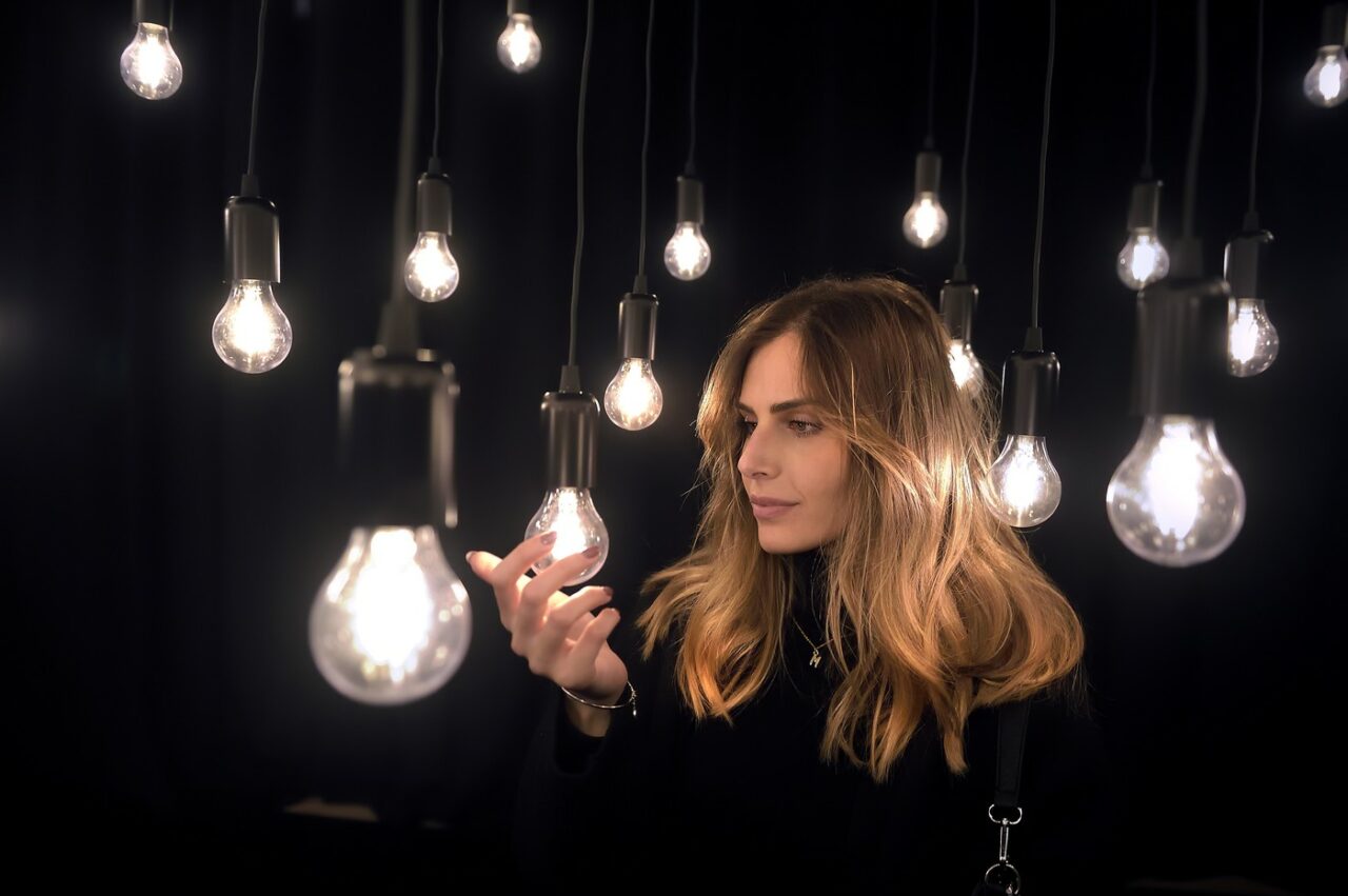 Metode inedite recomandate de specialiști pentru FACTURI mai mici la electricitate și la căldură, fără a recurge la economisire