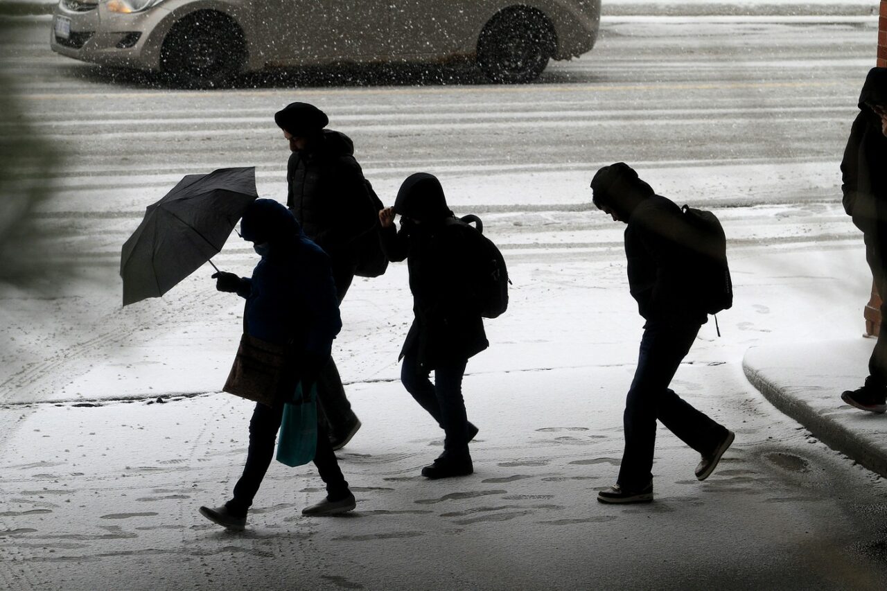 Iarna în luna aprilie: Strat de ZĂPADĂ de până la 10 cm la munte