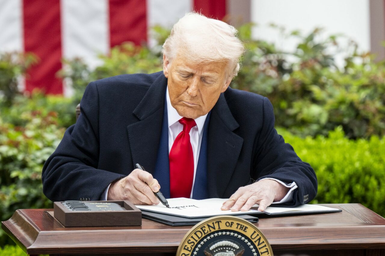 Secretarul american al Comerțului insistă că Trump va menține taxele vamale /„Este REORDONAREA comerțului mondial”
