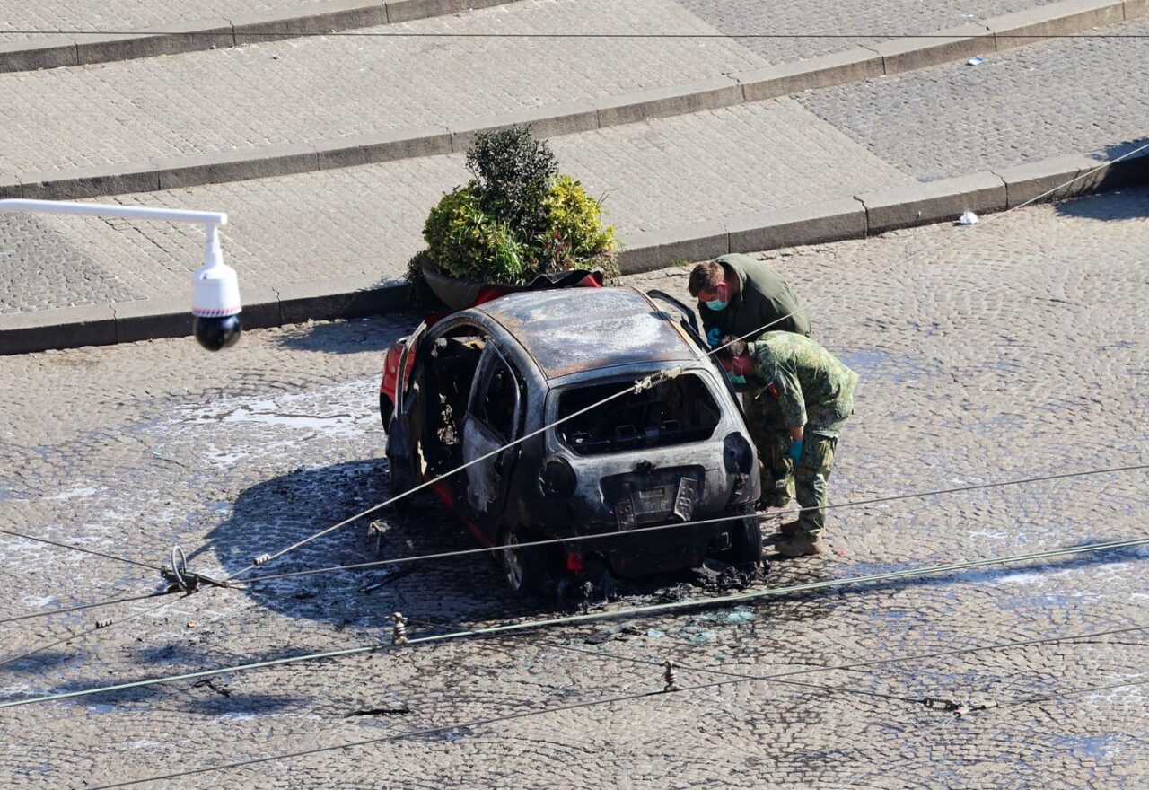 Amsterdam: O mașină a EXPLODAT și apoi a luat foc în Piața Dam din centrul istoric