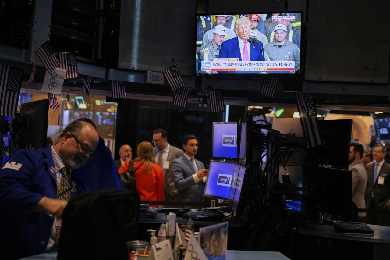 Donald Trump, ACUZAT de democrați că ar fi fost implicat în manipularea pieței bursiere: „Ce miliardar tocmai s-a îmbogățit și mai mult?”