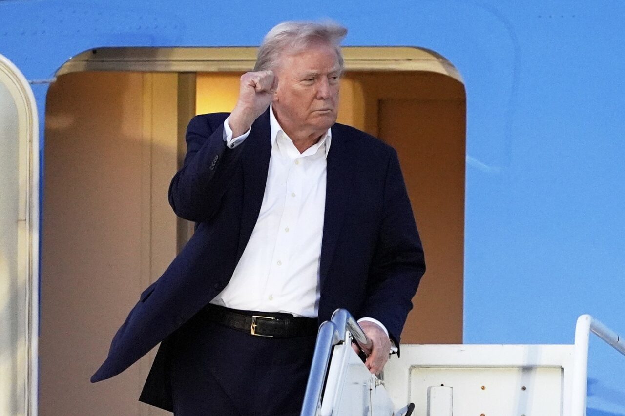 Donald Trump a înlocuit portretul lui Obama din holul Casei Albe. Ce înfățișează noul tablou ales de președintele SUA