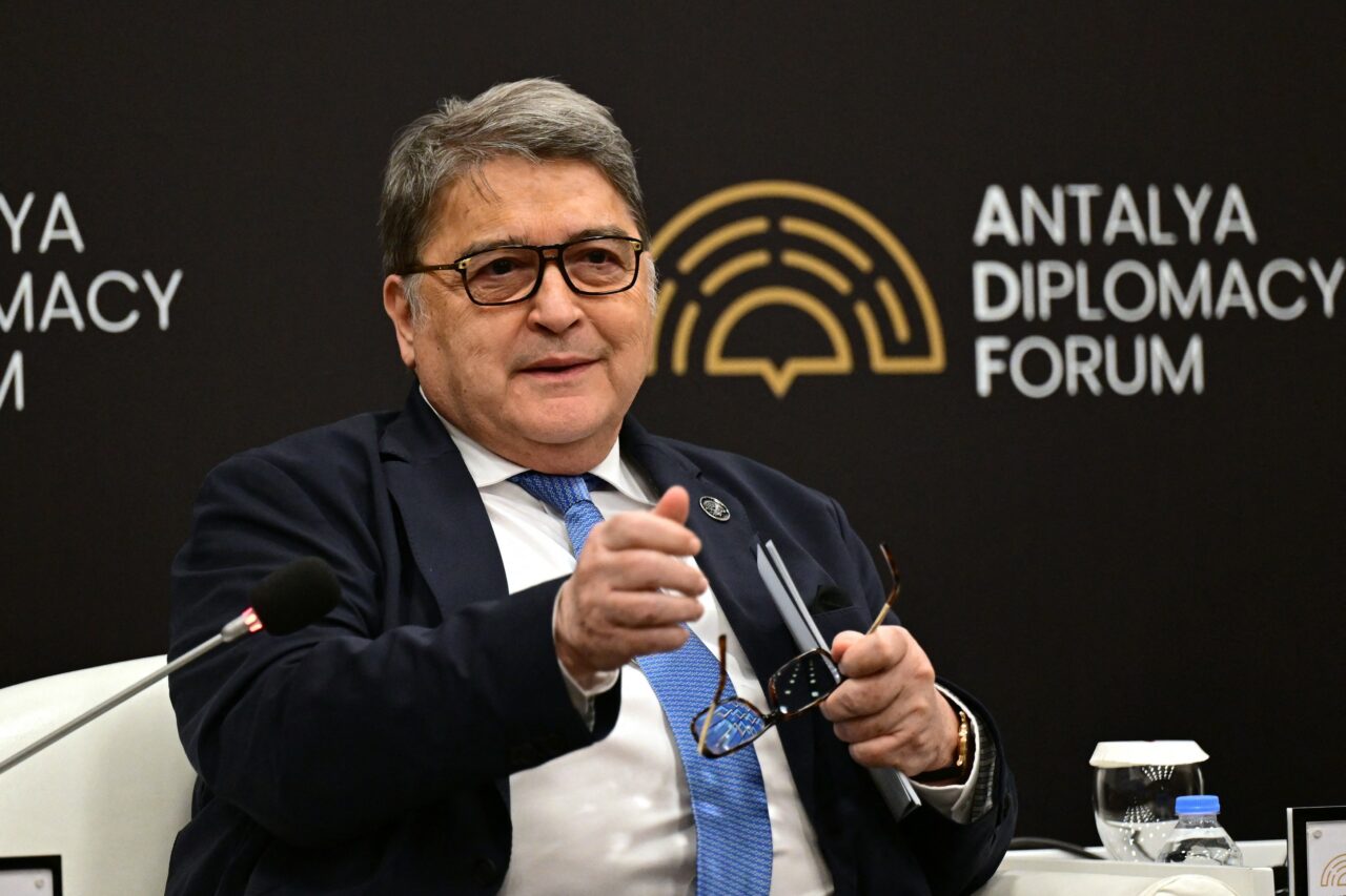 Ministrul de Externe, prezent la Forumul Diplomatic de la Antalya. Emil Hurezeanu: Regiunea Mării Negre capătă o relevanță STRATEGICĂ sporită
