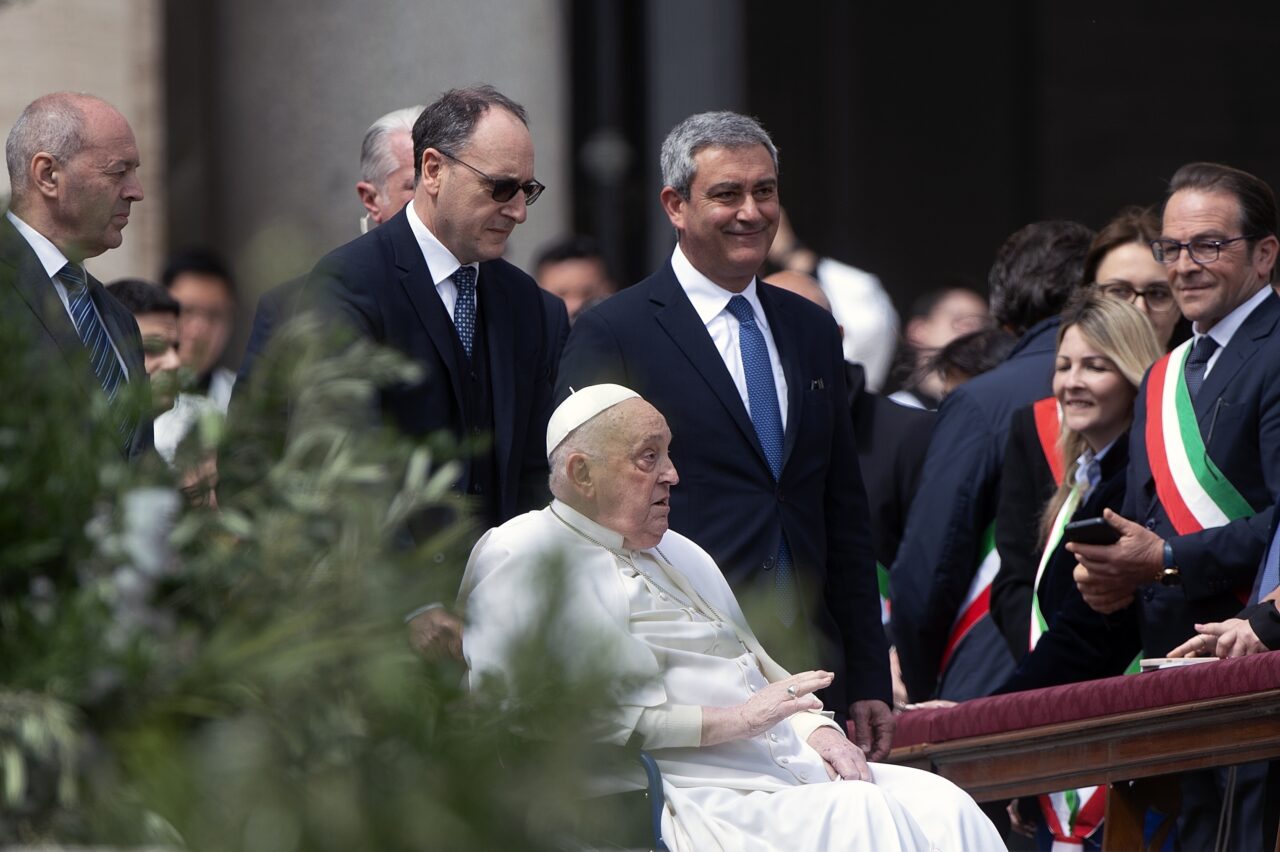 Papa Francisc, apariție scurtă în public după slujba din Duminica FLORIILOR. Cum arată suveranul pontif după ce a fost internat mai bine de o lună