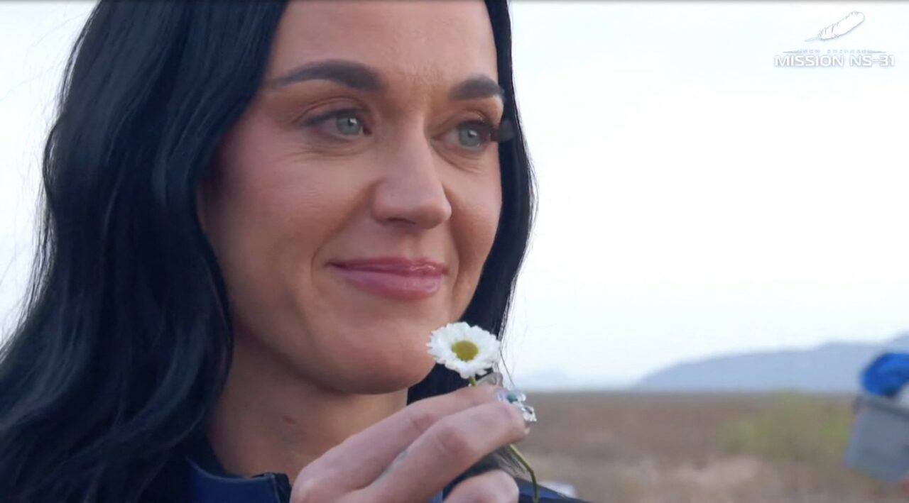 Katy Perry și alte femei celebre au ajuns în SPAȚIU. Ce arată imaginile surprinse la bordul capsulei Blue Origin