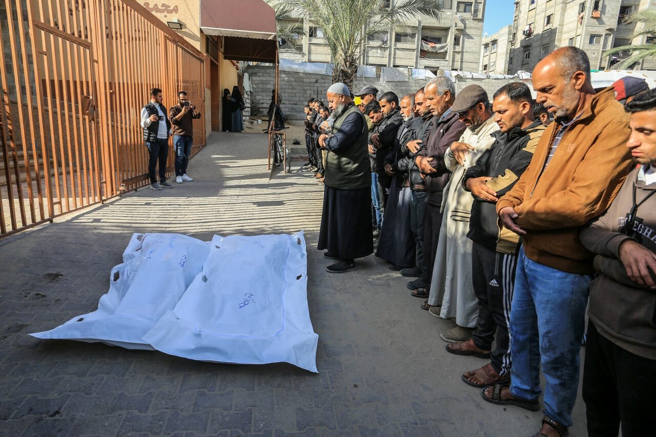 Cel puțin 13 oameni au murit în urma unui atac al Israelului în Fâșia Gaza. MSF: „Gaza a devenit o groapă comună”