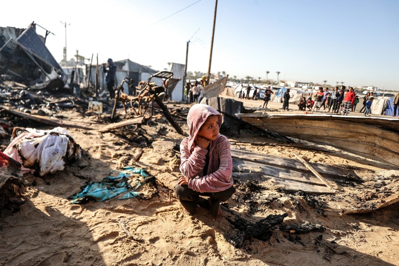 Gaza: 25 de persoane UCISE în urma atacurilor israeliene împotriva taberelor de persoane strămutate
