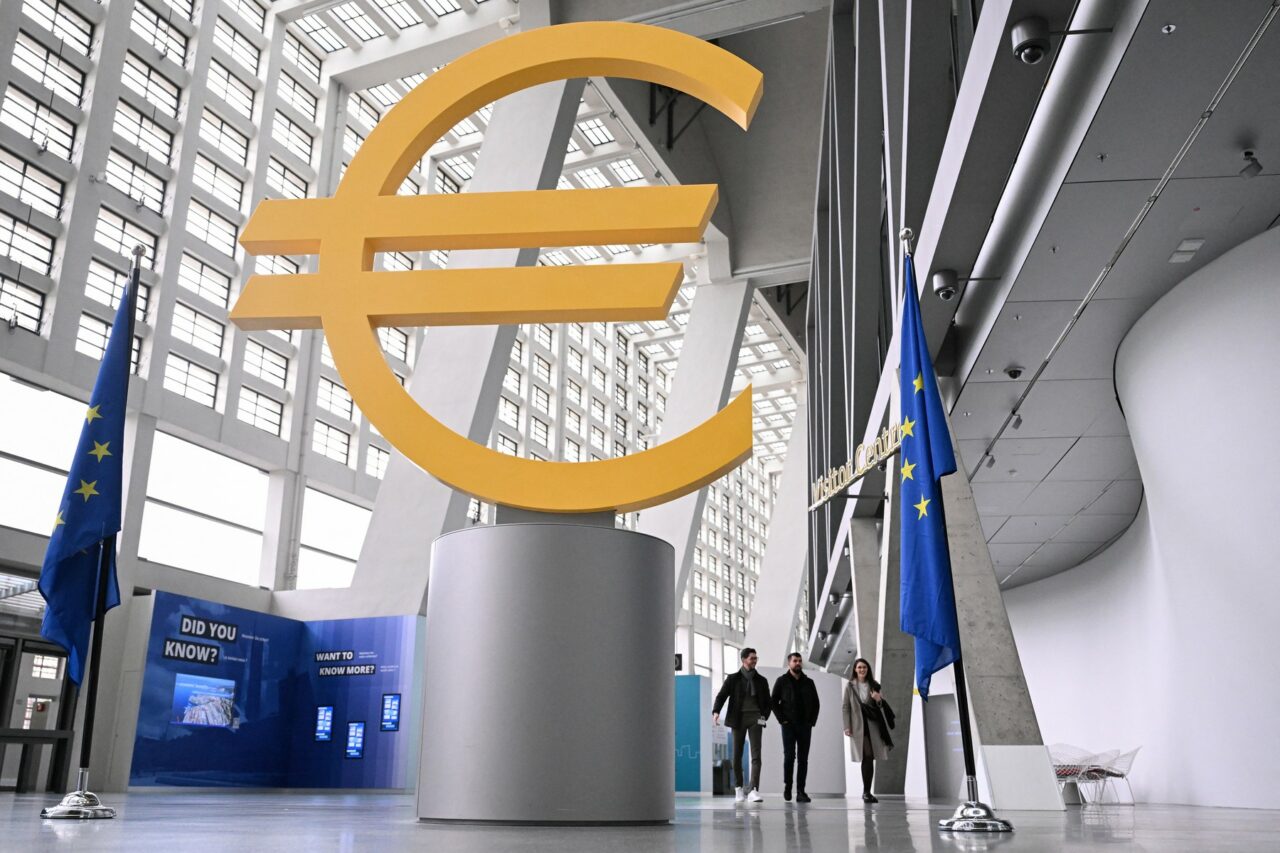 BCE reduce DOBÂNDA de referință în zona euro, dar menține o politică prudentă, în contextul tensiunilor comerciale