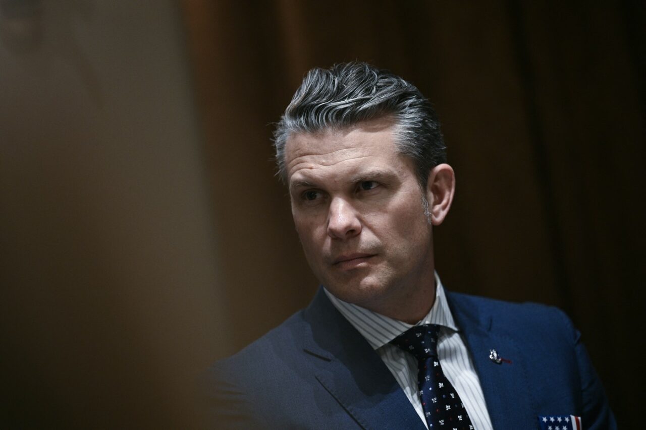 The New York Times: Șeful PENTAGONULUI ar fi împărtășit informații sensibile într-un chat în care se aflau soția, fratele său și avocatul personal