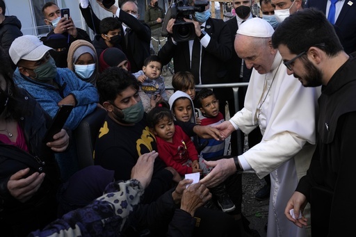 Papa Francisc, lecții tulburătoare de smerenie. A sărutat picioarele refugiaților musulmani și a 12 femei încarcerate