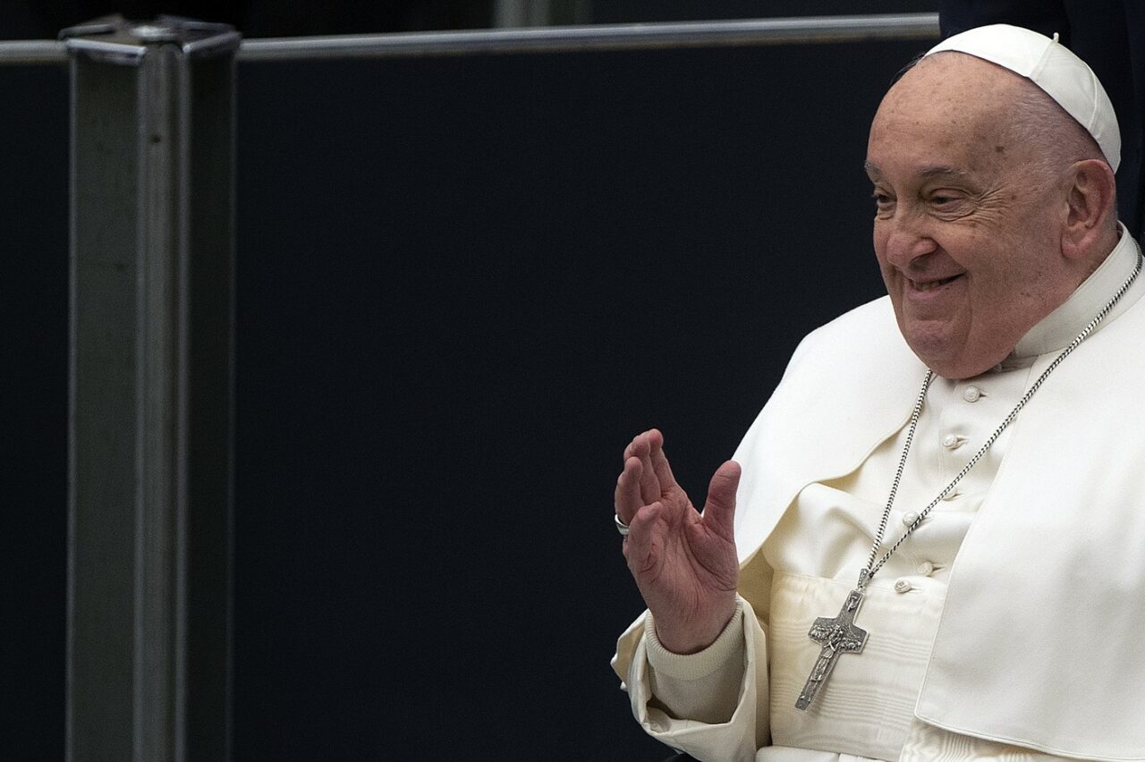 Macron și JD Vance sunt ÎNDURERAȚI de moartea Papei Francisc și omagiază activitatea pastorală a acestuia