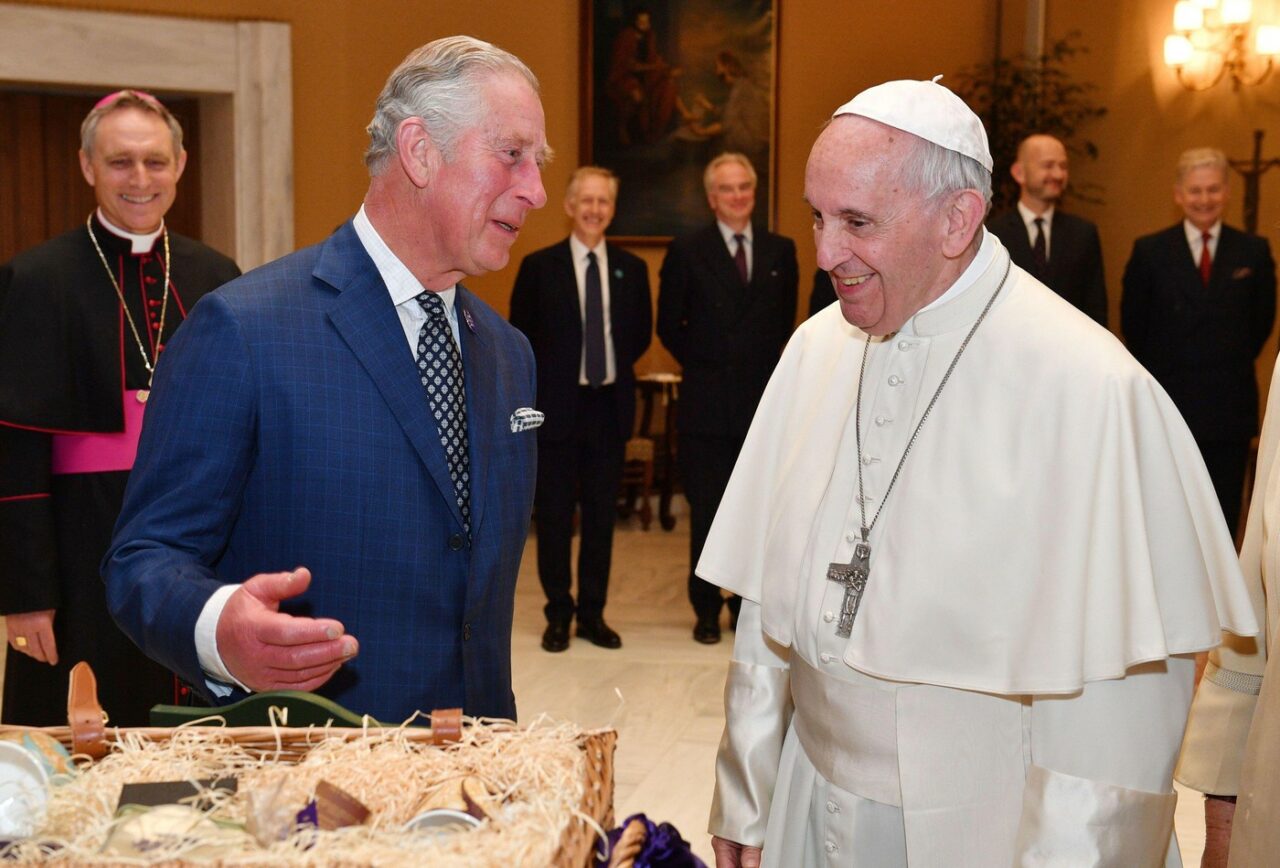 Regele Charles, omagiu plin de emoție la moartea Papei Francisc: „Sfinția Sa va fi amintită prin grija sa pentru oameni”
