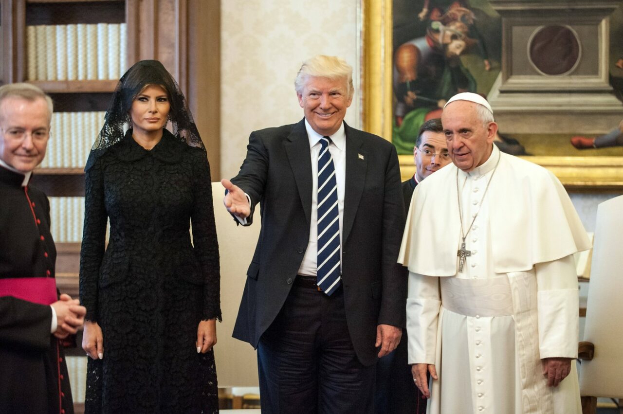 Donald Trump a anunțat că va participa la funeraliile Papei Francisc de la Roma, alături de Melania Trump. Prima Doamnă este de confesiune catolică