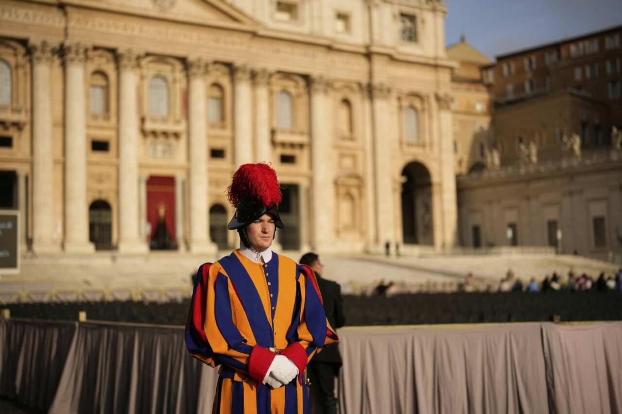 Trupul neînsufleţit al Papei Francisc, depus în Bazilica Sfântul Petru, unde credincioșii îi pot aduce un ULTIM omagiu