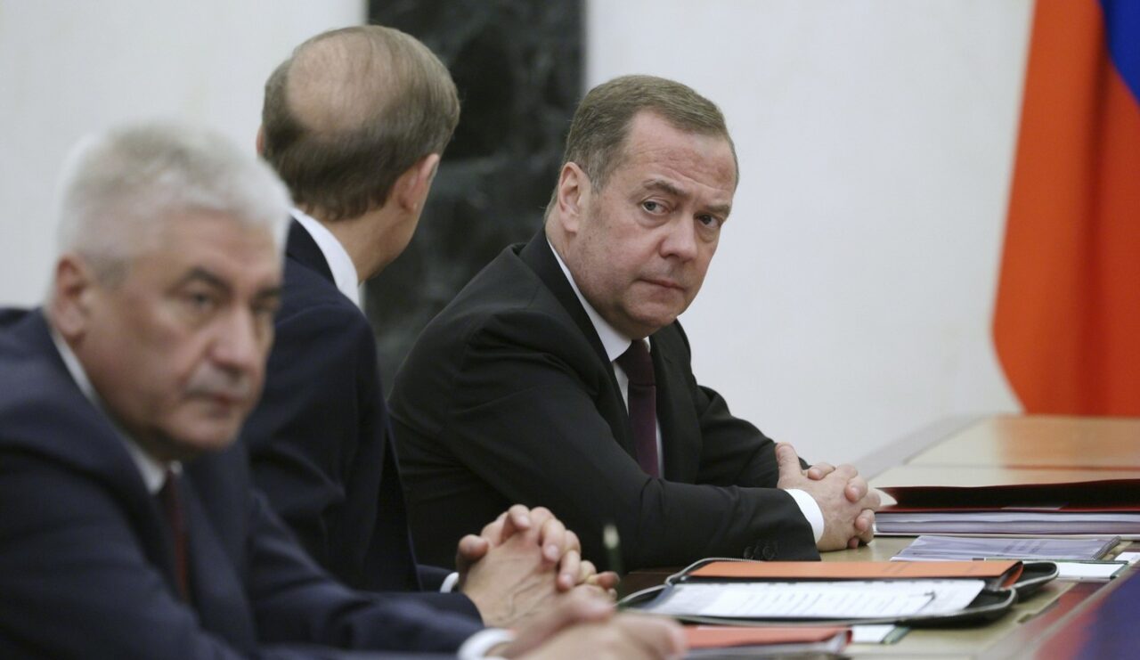 Țările care s-au alăturat NATO au devenit ȚINTE ale forțelor armate ruse, avertizează Dmitri Medvedev