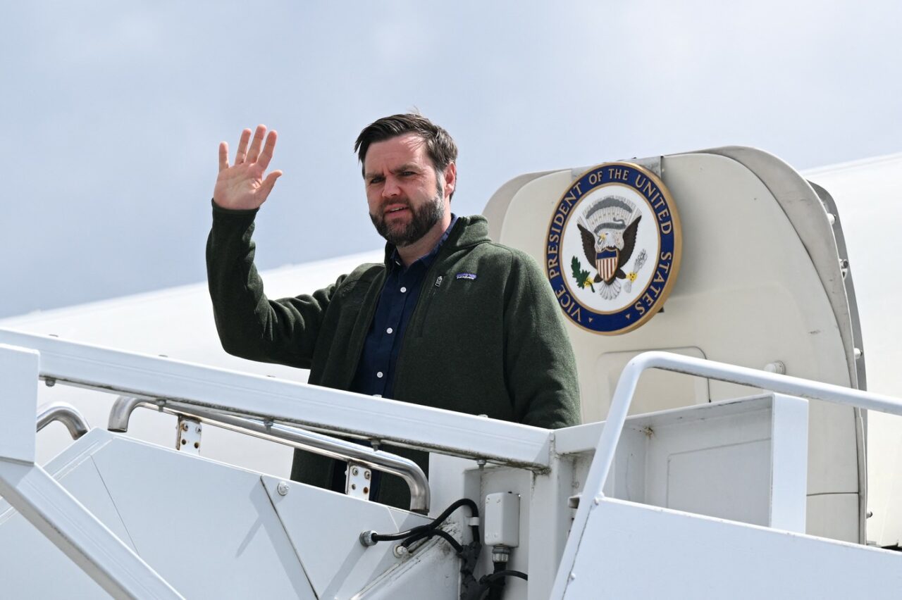 BLOOMBERG: „JD Vance datorează scuze României” / „El și administrația SUA ar trebui să ajute un aliat loial”