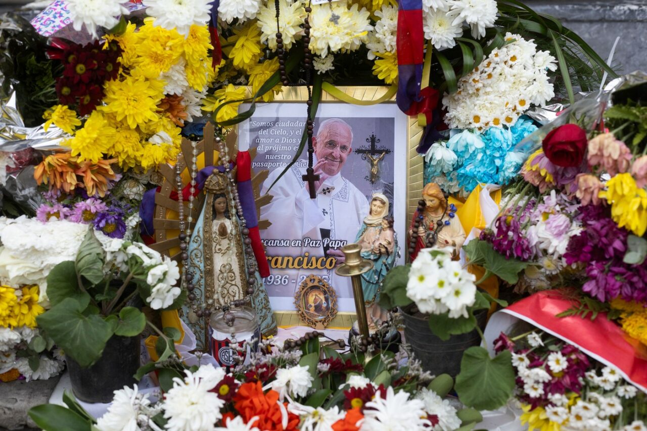 Un român care doarme pe treptele Vaticanului i-a adus un omagiu EMOȚIONANT Papei Francisc