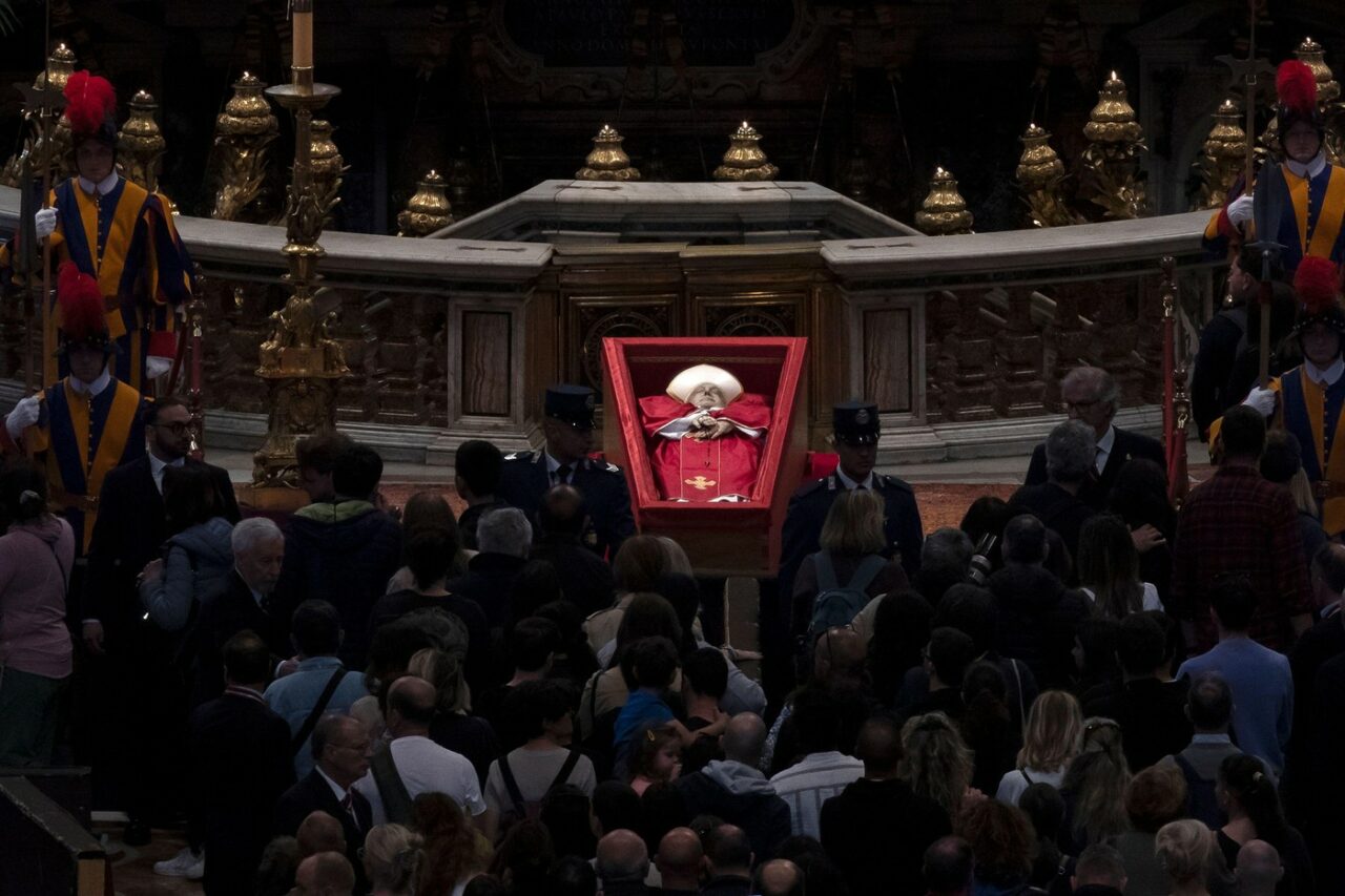 În sicriul Papei Francisc a fost depus și un obiect din ROMÂNIA: „O amintire ce rămâne până în ziua de apoi”