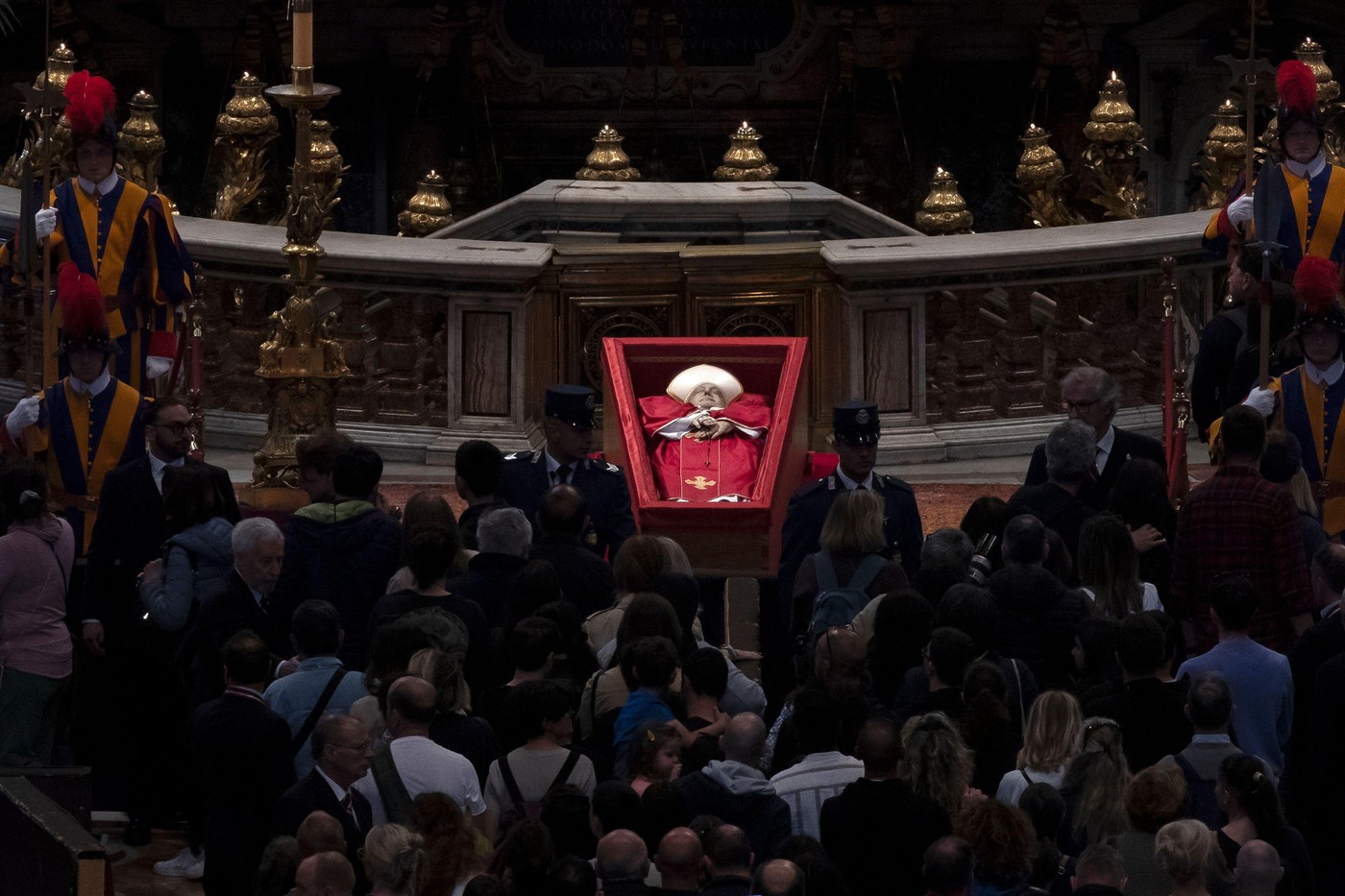 Obiecte simbolice depuse în sicriul Papei Francisc