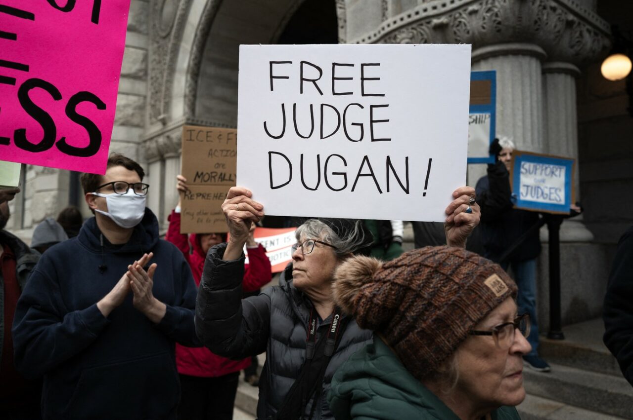 Judecătoare din Wisconsin, ARESTATĂ și escortată cu cătușe la mâini, după ce ar fi ajutat un emigrant. Șeful FBI: „Nimeni nu e mai presus de lege”