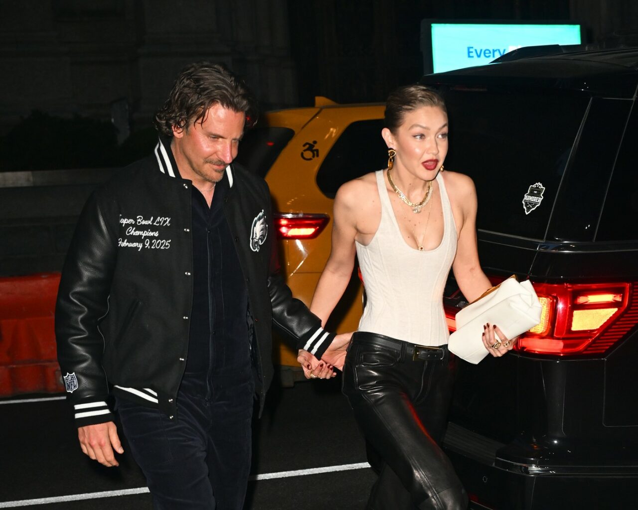 Supermodelul Gigi Hadid, la braț cu starul de la Hollywood Bradley Cooper, la petrecerea de ziua ei. Detaliul care a alimentat zvonurile de NUNTĂ
