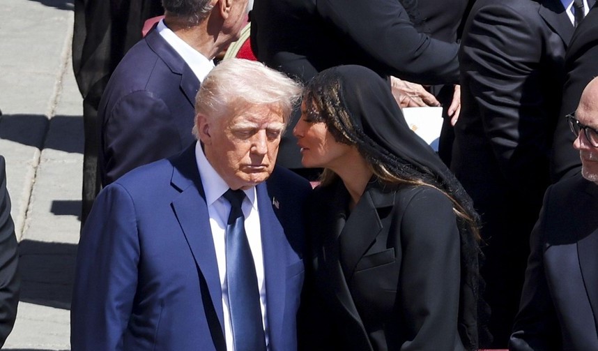 Ce i-a șoptit Melania lui Donlad Trump în timpul ceremoniei de înmormântare a Papei Francisc. Un cititor pe buze a spus tot