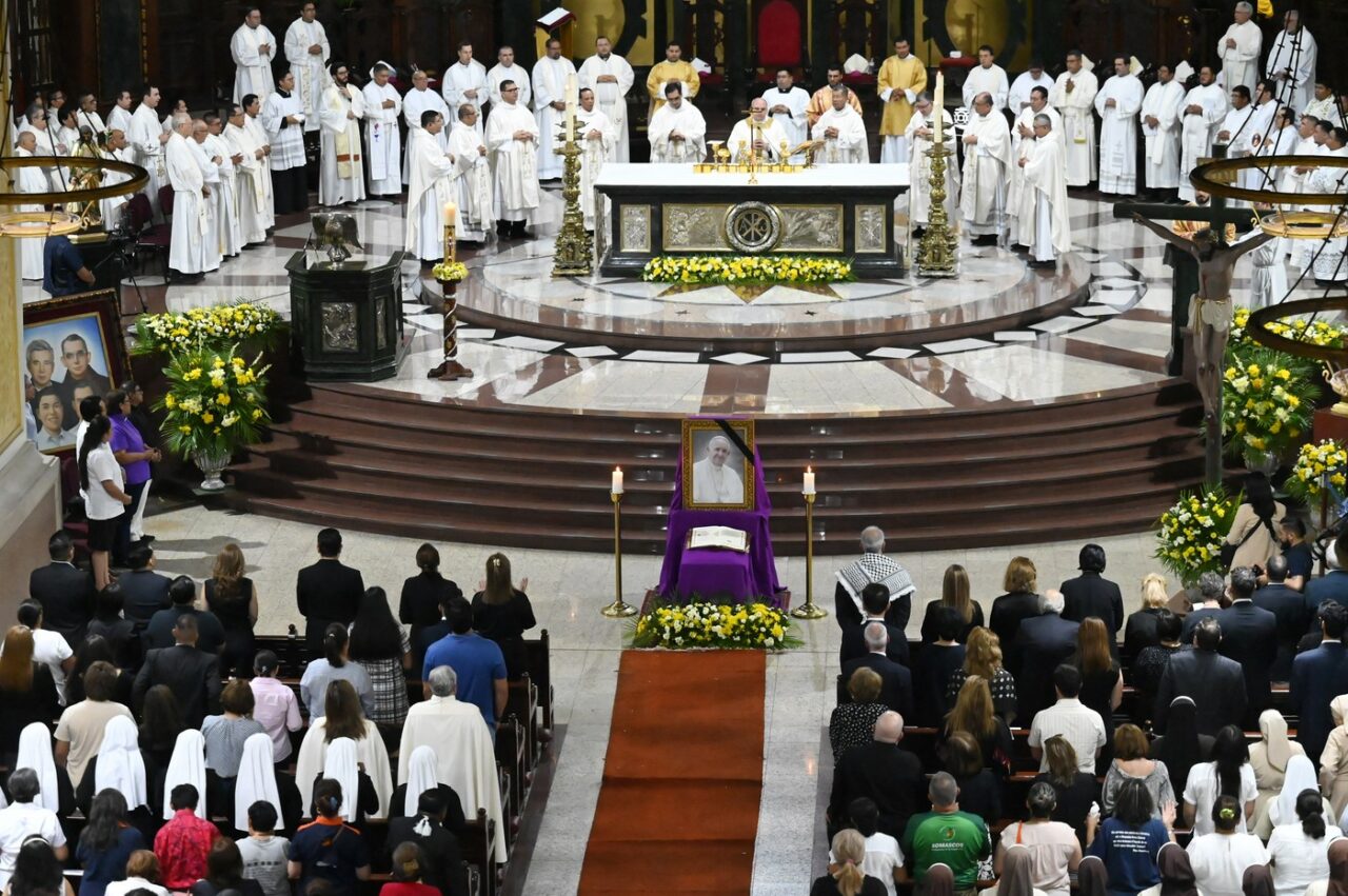 Ce este un CONCLAV romano-catolic și cine participă la alegerea succesorului Papei Francisc și ce simbolizează fumul negru și cel alb