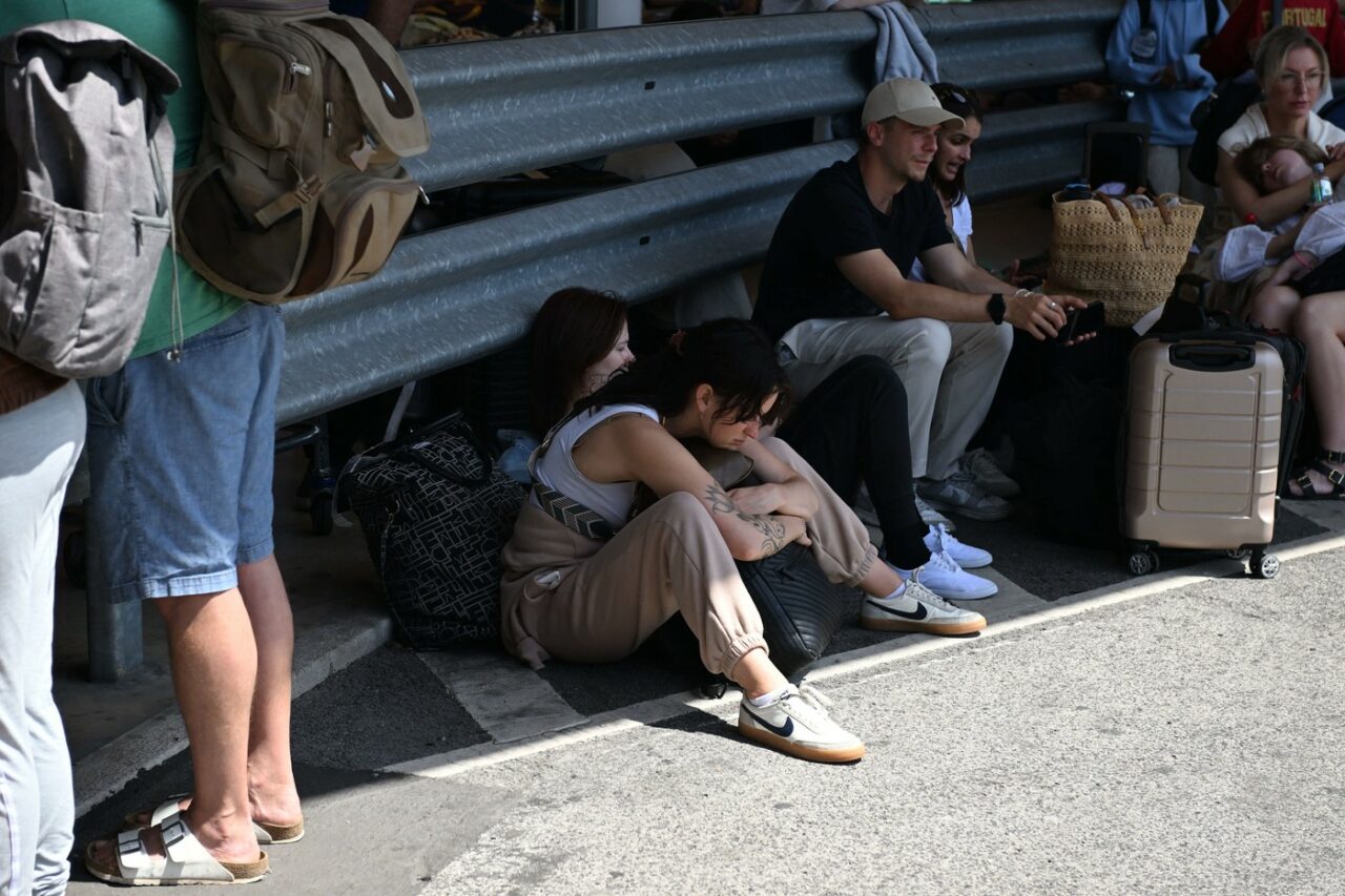 Pasageri, BLOCAȚI pe aeroportul din Lisabona, după pana de curent. Oamenii așteaptă de ore întregi remedierea situației