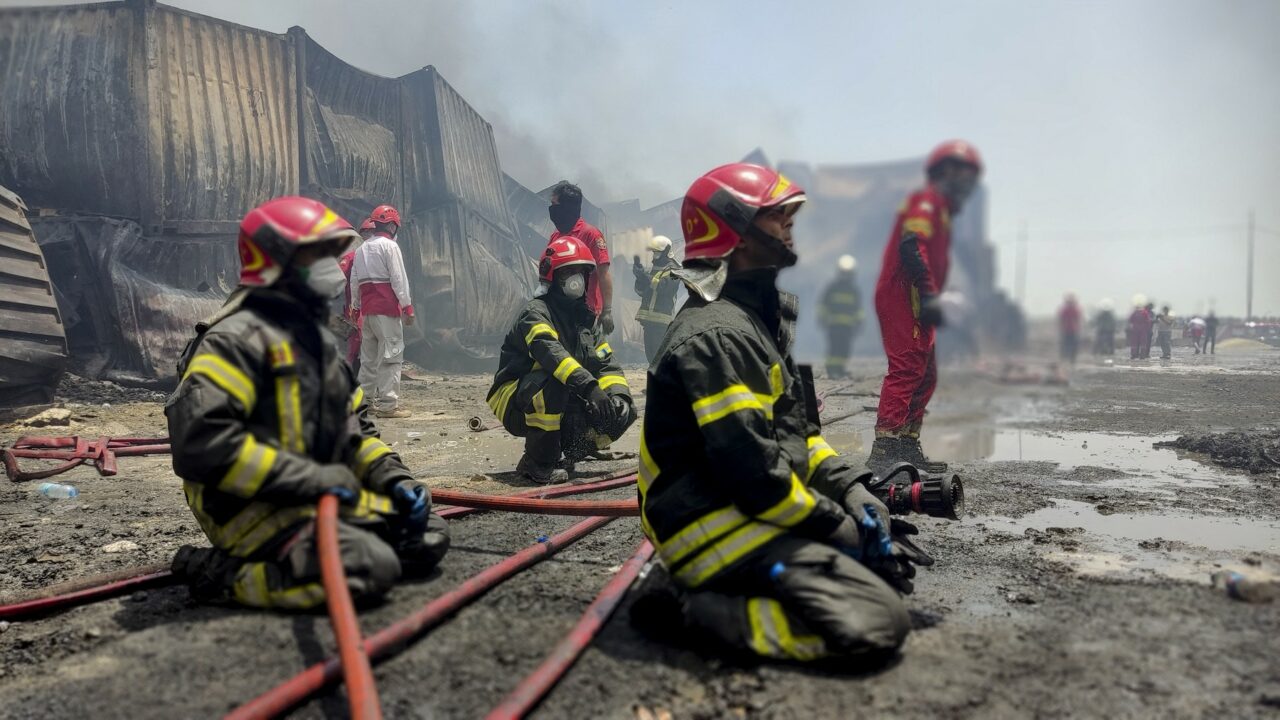IRAN: Autoritățile consideră că neglijența este unul dintre factorii care au dus la explozia din portul Bandar Abbas. Bilanțul a ajuns la 70 de morți