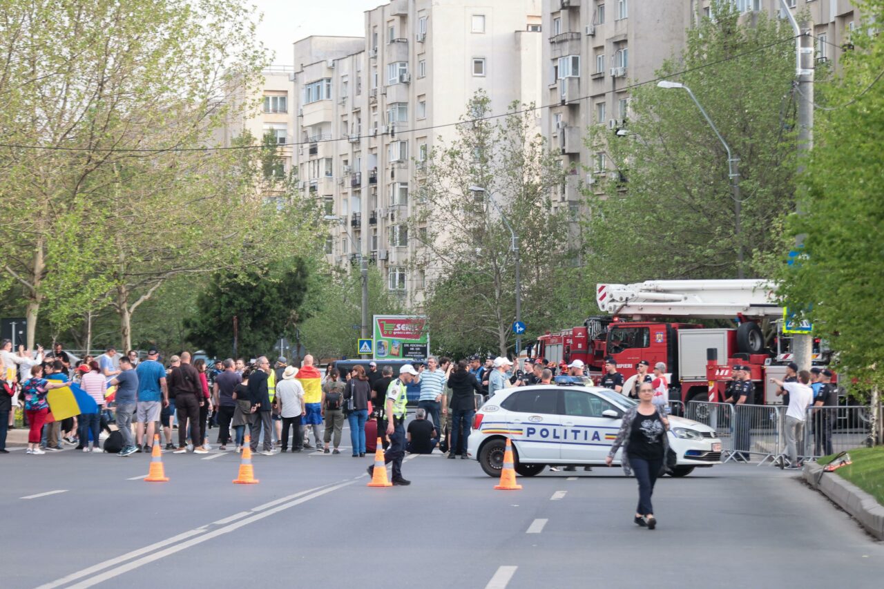 Traficul rutier din fața sediului ÎCCJ, BLOCAT de protestatari după anularea hotărârii Curții de Apel Ploiești. Doi dintre aceștia, duși la secție