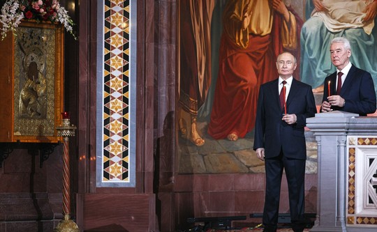 Cum a mers Vladimir Putin la slujba de Paşte. Patriarhul Kirill a cerut ca „pacea să poată fi stabilită în vastele întinderi ale Rusiei istorice”