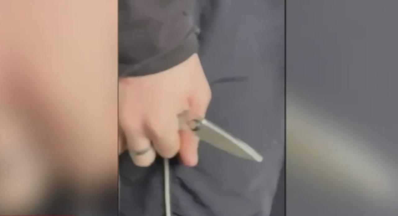 Un elev de 13 ani din județul Timiș și-a AGRESAT mai mulți colegi, iar pe o fată a rănit-o cu o foarfecă. Incidentul a fost filmat