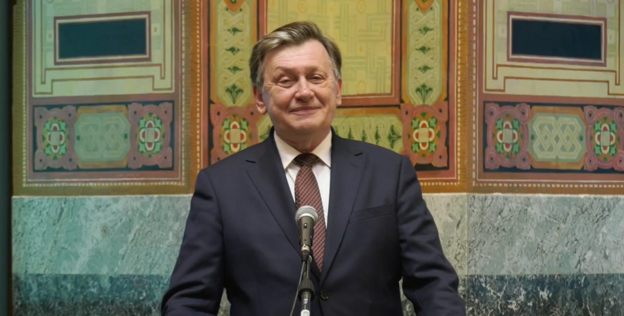 Cât alcool consumă Crin Antonescu: „Nu sunt ABSTINENT. Foarte probabil sub media oamenilor obișnuiți”