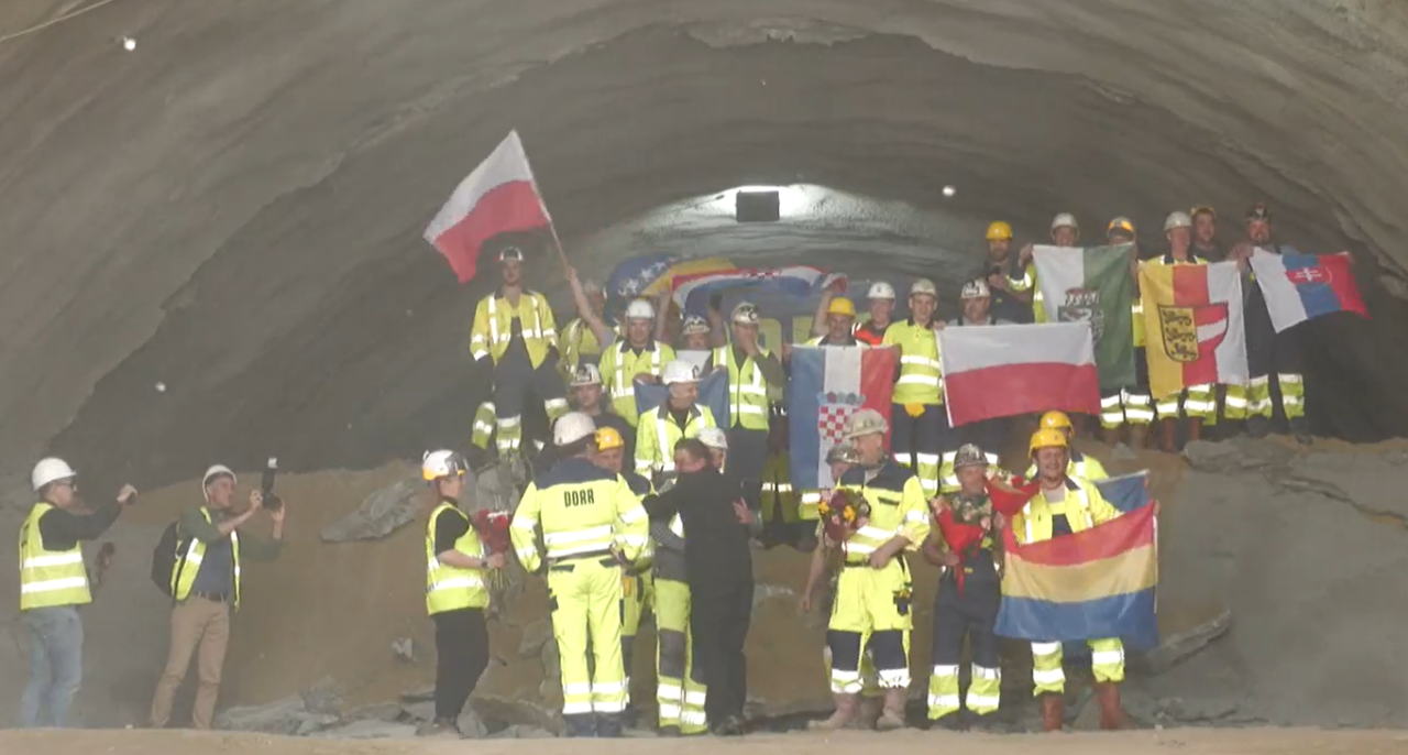Autostrada A1 Sibiu – Pitești: Ministrul Transporturilor anunță finalizarea celei de-a doua GALERII a tunelului Momaia