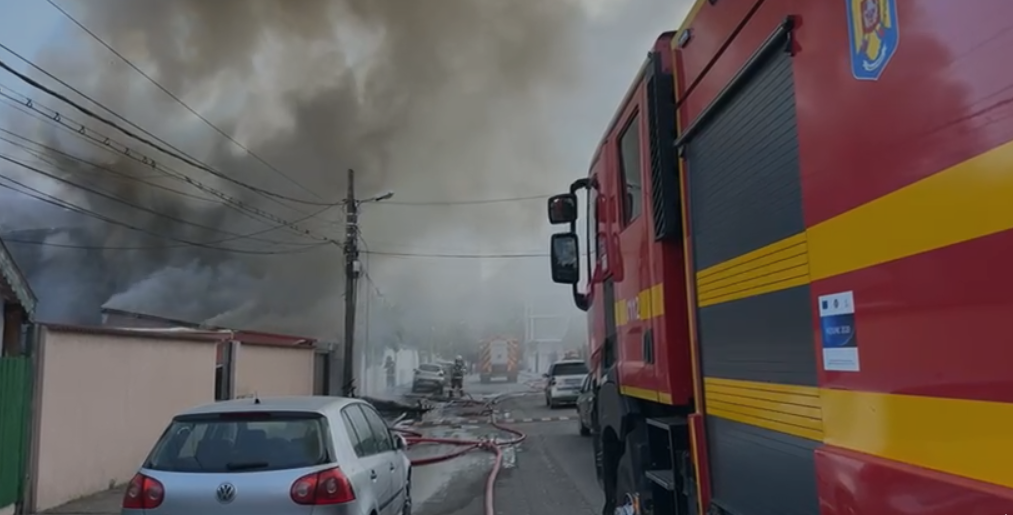 INCENDIU cu flacără deschisă și degajări mari de fum în sectorul 3 al Capitalei. O persoană a avut nevoie de îngrijiri medicale