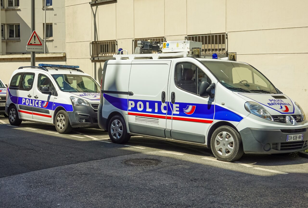 Franța: Trei tineri cu vârste cuprinse între 19 și 24 ani au fost ARESTAȚI. Sunt suspectați că ar fi plănuit un atac terorist