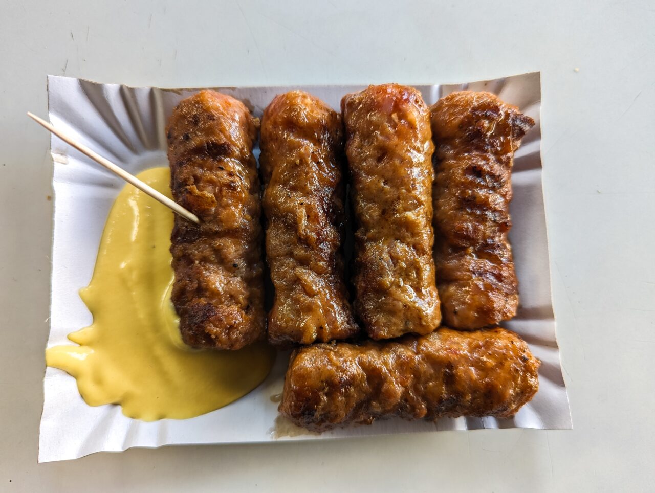 Cât costă o porție de MICI cu muștar, de 1 Mai. Prețuri piperate în restaurante