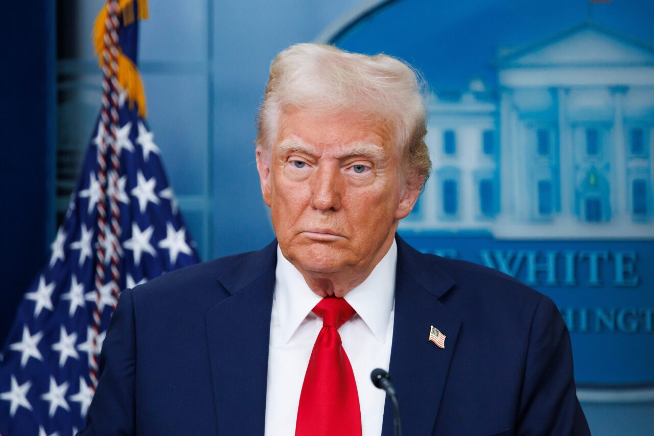 Donald Trump a emis un ordin prin care a relaxat regulile privind economisirea apei folosite la duș. „Vreau să pot să îmi spăl părul superb”