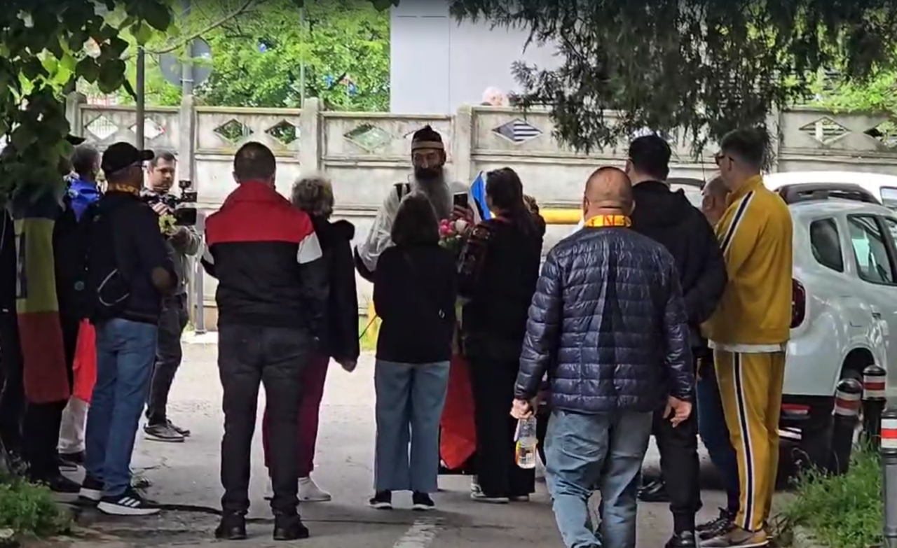 Călin Georgescu este așteptat de susținători în fața sediului IJP Ilfov, în timp ce-i cântă „Hristos a înviat din morți”