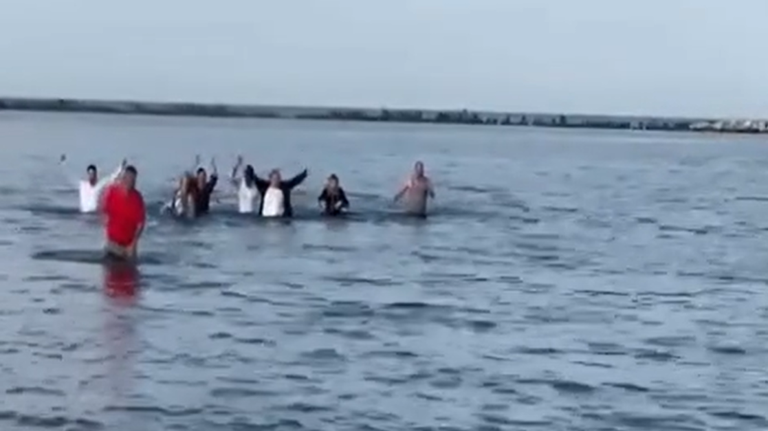 Pârtieee! Diana Șoșoacă face VALURI în Marea Neagră. Lidera SOS: „Și grasele poartă tricouri ude”