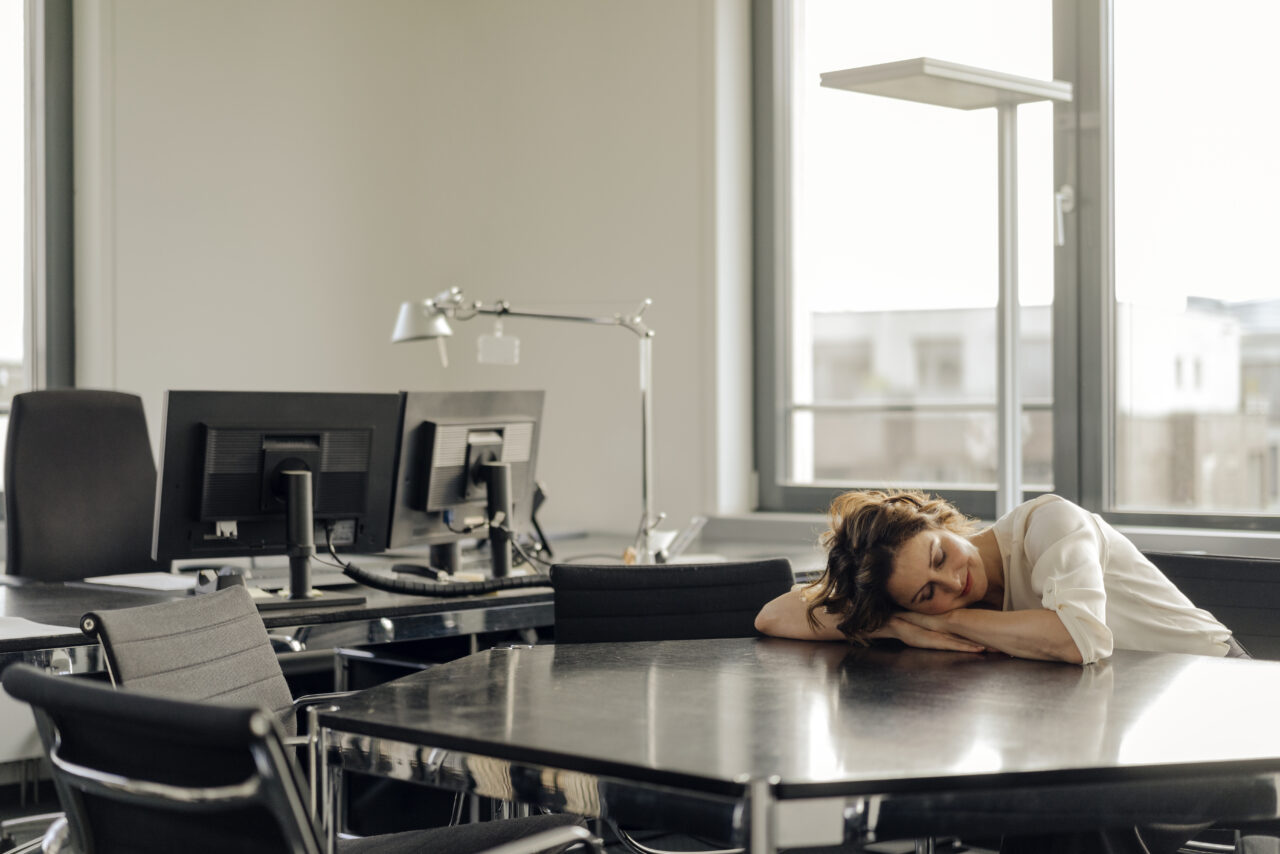 Ce să faci ca să nu adormi cu capul pe masa la birou. Explicațiile psihologilor în ce privește „conceptul de power NAP”
