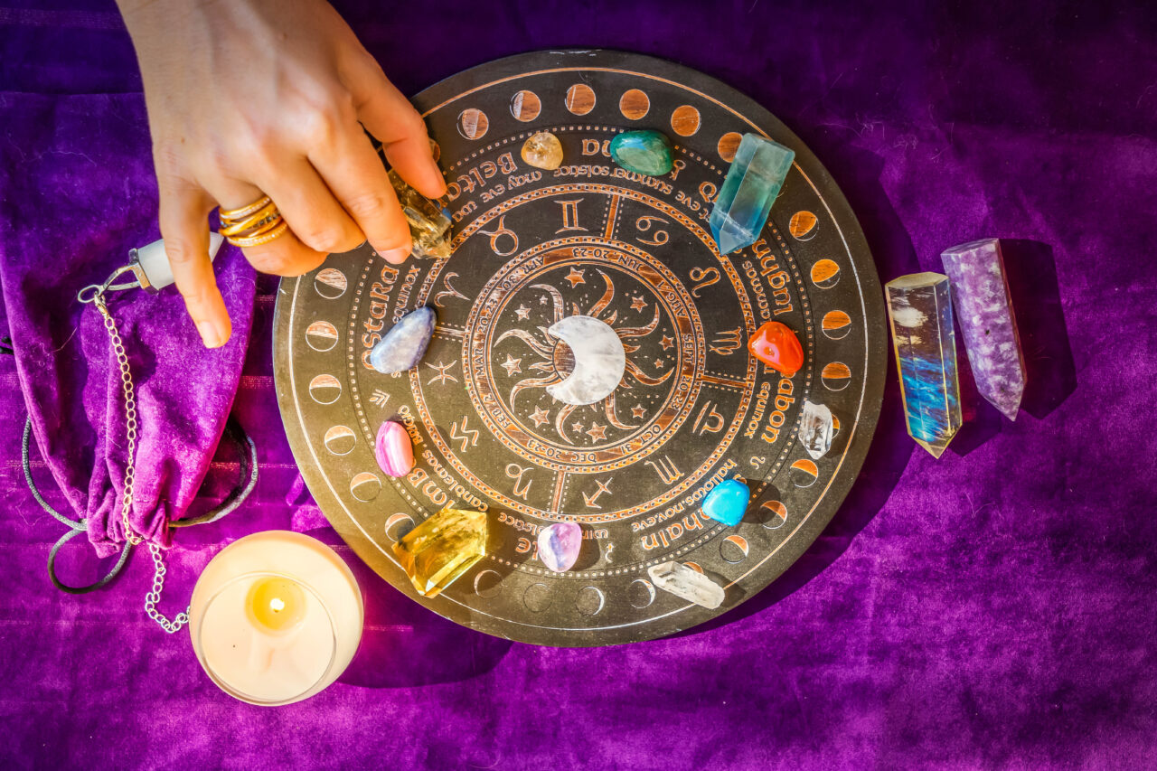 HOROSCOP aprilie. Patru zodii sunt în centrul atenției și binecuvântate de astre. Viața acestor nativi se schimbă radical